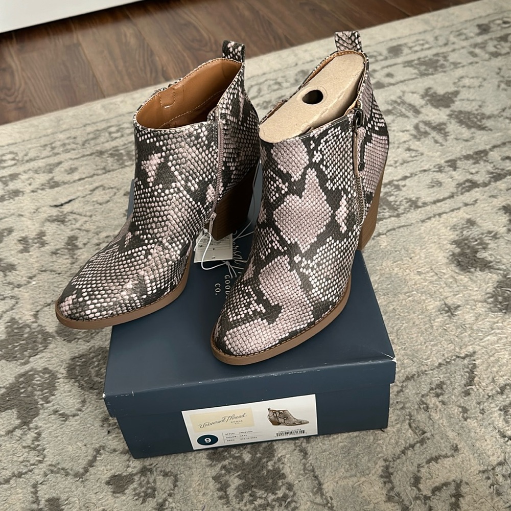 Universal thread snake booties